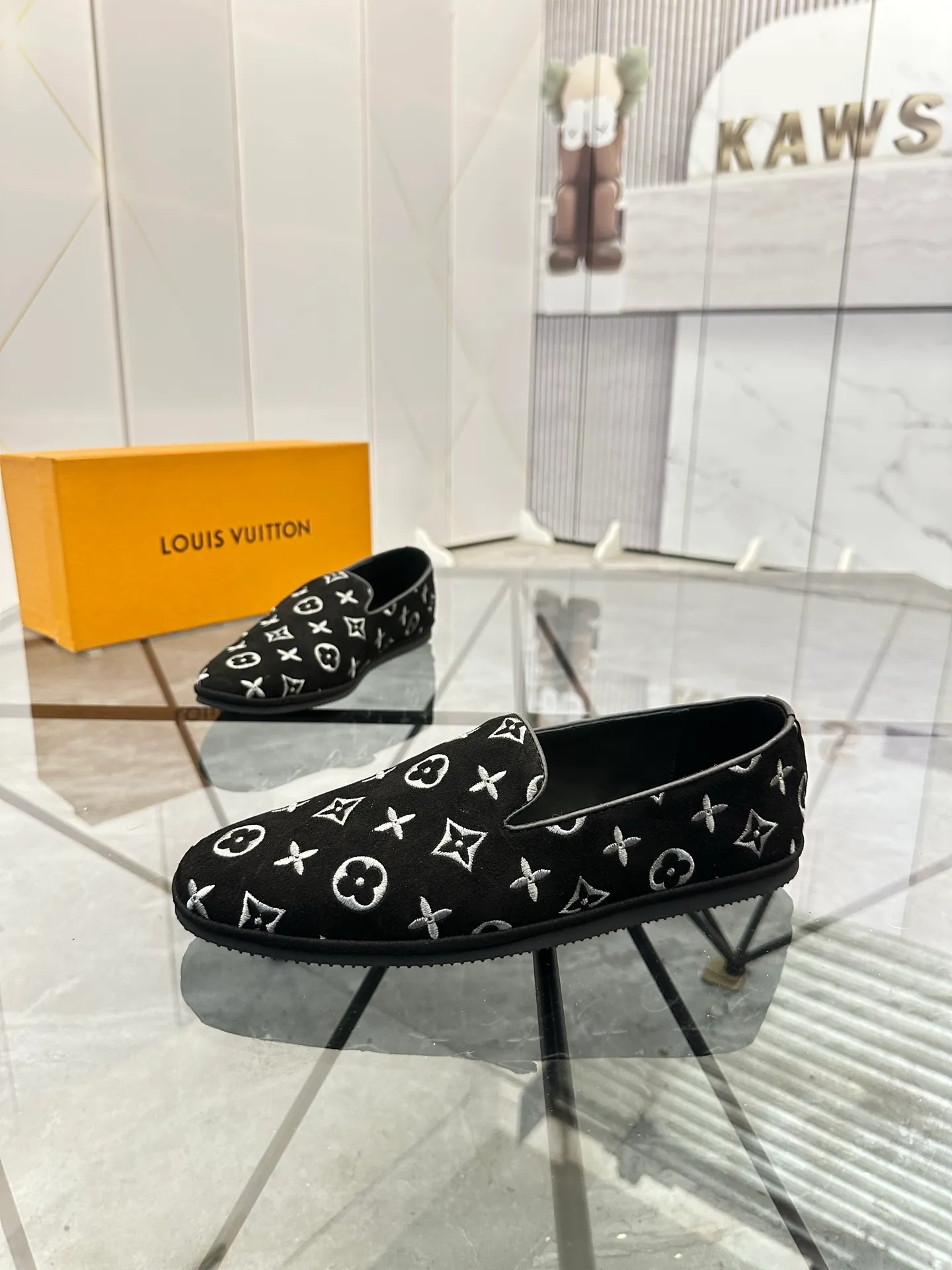 Selling men's shoes 💰: 💰P460¥ Product trademark: LV* "Louis Vuitton*" slip-on shoes, lazy shoes, regular size: 38-44. (can be customized to 45.) Product materials: imported first-layer nubuck leather upper, water-dyed cowhide lining, original outsole. No.: D301